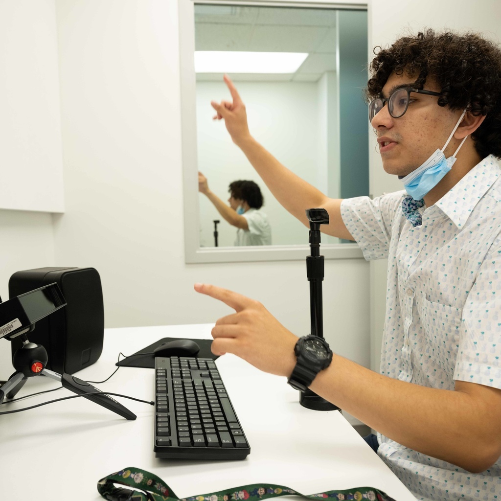 Héctor Sánchez Meléndez working at a computer in the UI Psycholinguistics Lab, located in the Wendell Johnson Speech and Hearing Clinic
